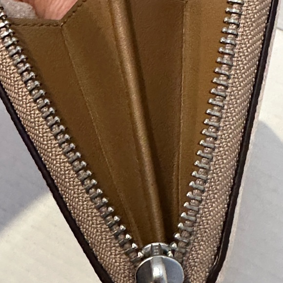 New Coach Tan and Beige Zip Wallet - Picture 5 of 10